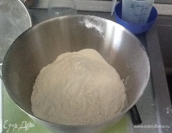 Затем молоко, холодное, из холодильника. Чудеса.
Просеиваем муку, добавляем две ложки сахара и замешиваем тесто. Я замешивала тестомесом.
