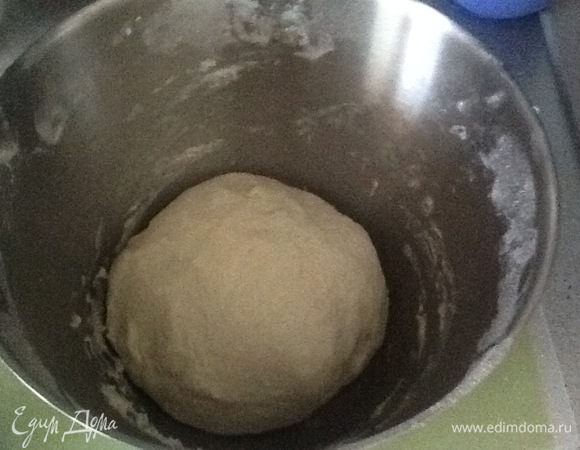 Тесто очень быстро собралось вокруг крюка, стало отходить от стенок миски.