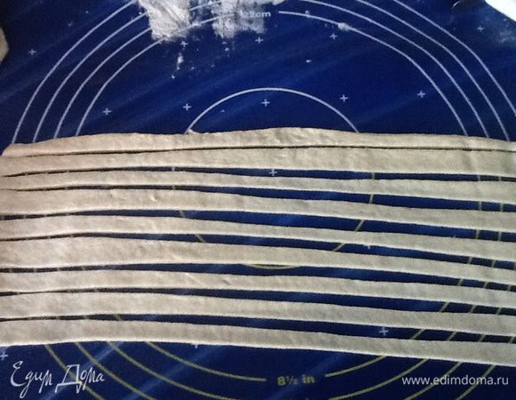 Берем еще кусочек теста, раскатываем его и режем на полосочки.