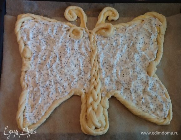 Готовим творожный крем: творог, сахар 3 ст. л., белок яйца пробиваем блендером, добавляем мак и ванилин. Крем выкладываем на тельце бабочки.