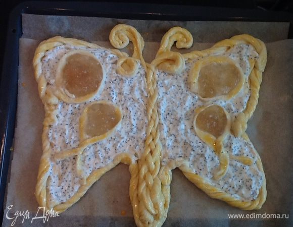 Украшаем бабочку, из полосочек делаем петельки, и заполняем их повидлом.