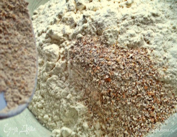 Смешиваем полученную муку с обычной пшеничной, разрыхлителем и солью.