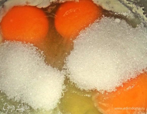 Яйца соединяем с сахаром и ванилью. Сахара можно и больше 100 г.