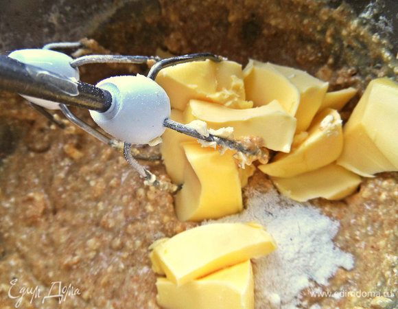 Добавим мягкое сливочное масло.