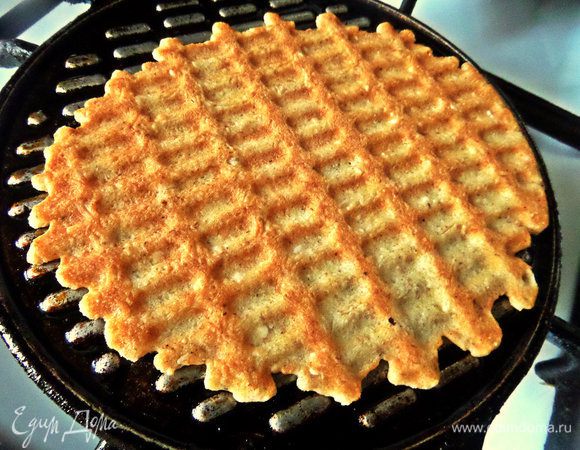 Смазываем обе части вафельницы, хорошенько прогреваем обе стороны, кладем комочек теста в центр, прижимаем и жарим с двух сторон на газу. Это похоже на выпечку блинов, только переворачиваешь вместе со сковородкой :)