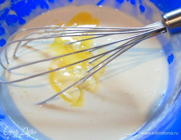 Влейте кипяток, перемешайте и сразу же всыпьте просеянную муку с разрыхлителем. Мешая венчиком, добавьте растопленное сливочное масло. Перемешайте.