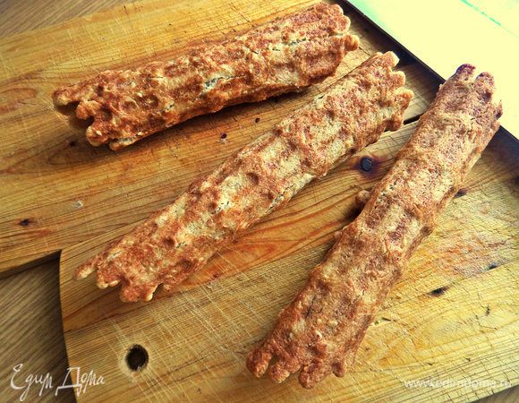 Ещё горячими быстро скручиваем в трубочку, прижимаем, например, ножом и держим так минуту, чтобы трубочка зафиксировалась. Лучше это делать с помощником, но я так часто делаю вафли, что справляюсь одна!