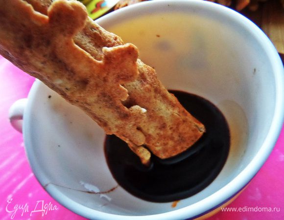 Готовые вафли можно обмакнуть в шоколадный соус готовый.