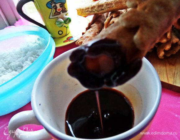 Или растопить шоколадку с ложкой сливок и так макать.