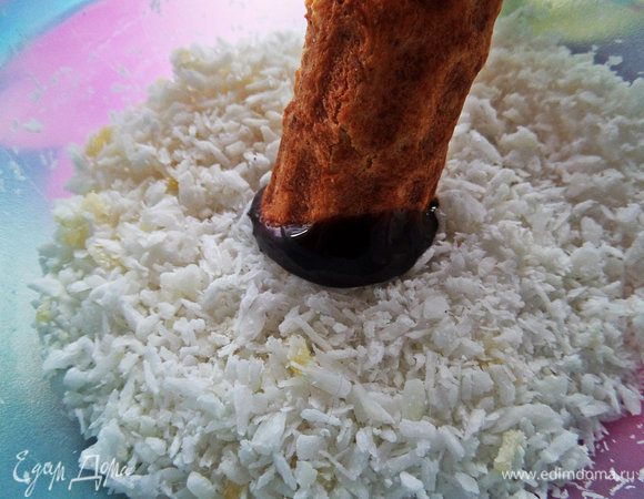 Затем обмакнуть в кокос...