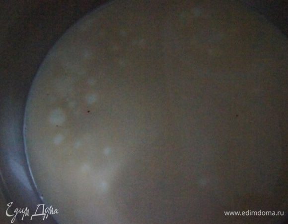 Сварить ваш любимый кофе. Смешать кофе и молоко, вскипятить.