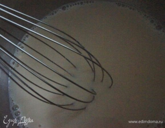 Кипящее кофейное молоко влить в яичную массу, постоянно помешивая венчиком. Перелить смесь обратно в кастрюлю и варить крем на малом огне до загустения, постоянно помешивая венчиком, примерно 2-3 минуты.