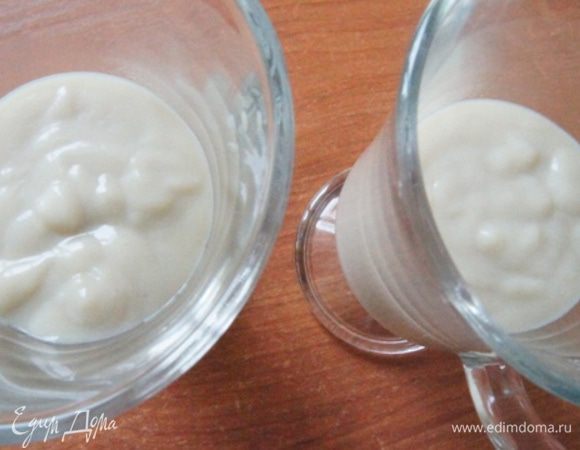 Крем перелить в креманки и остудить до комнатной температуры. Накрыть пленкой и убрать в холодильник на 1-2 часа до полного остывания.