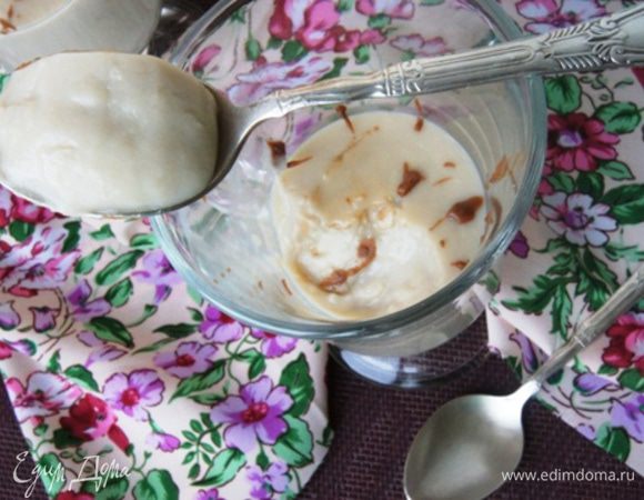 Шоколад растопить и украсить сверху наш нежный, полностью охлажденный десерт.

Девочки, с праздником 8 марта! Балуйте себя любимых вкусными десертами!