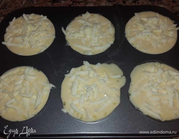 Достаем из духовки формочки, смазываем хорошенько сливочным маслом. Я в каждую формочку положила по кусочку, оно растаяло, и я просто кисточкой обмазала края. Заливаем тесто в формочки до краев, сверху посыпаем сыром. Все делаем быстро, пока формочки не остыли. Отправляем поповеры в духовку примерно на 50 минут. Духовку лучше часто не открывать, чтобы поповеры хорошо поднялись.
