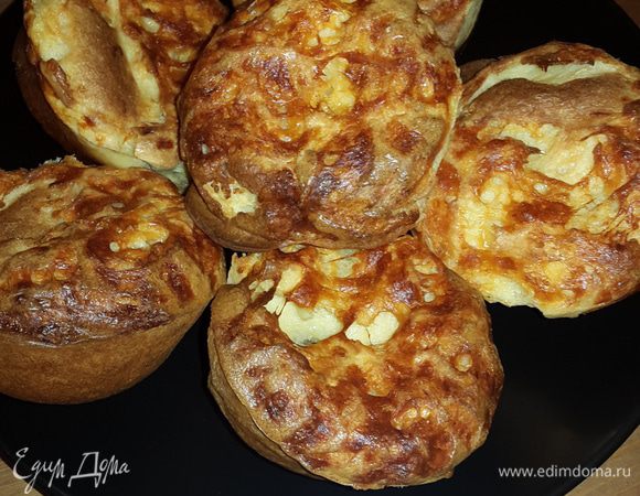 Выкладываем готовые поповеры на тарелку, заливаем следующую порцию, и пока она выпекается наслаждаемся! Есть поповеры нужно горячими с любой начинкой, которая вам по душе!
