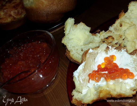 У меня был нежный сыр лабне и красная икра. Божественно!