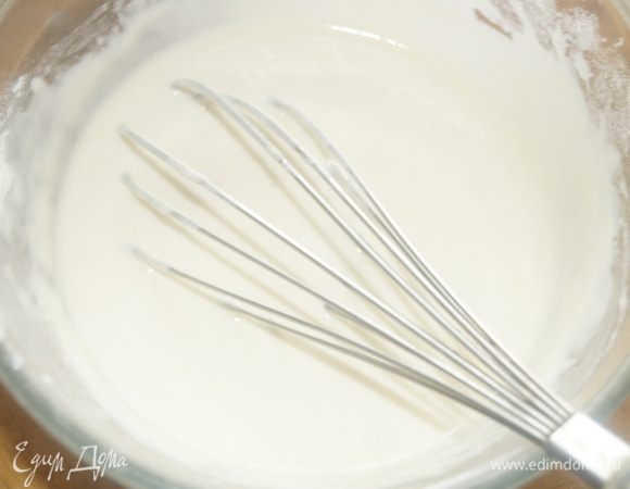 В молоке растворить соль, добавить яйцо и растительное масло, перемешать. Затем небольшими порциями всыпать всю муку, смешанную с разрыхлителем. Хорошо перемешать, получится довольно густая масса.