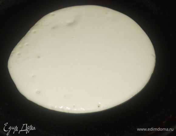 На сухой сковороде выпечь толстые блинчики.