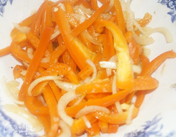 Болгарский перец нарезать тонкими полосками, лук нарезать полукольцами, переложить овощи в чашу, посолить, поперчить, добавить укусу и перемешать. Оставить минут на 20.