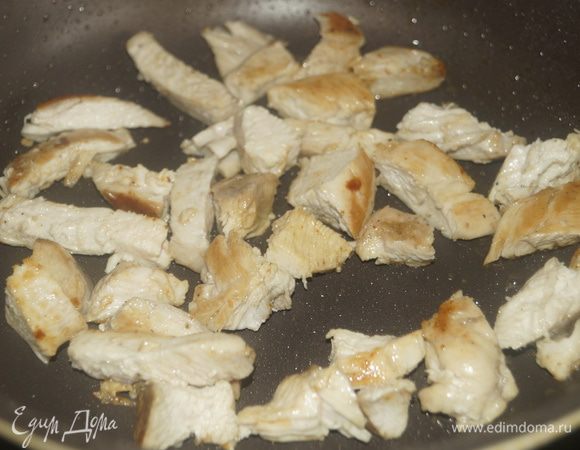 Куриное филе промыть, обсушить, натереть перцем и солью, нарезать кусочками и обжарить на растительном масле до золотистой корочки.