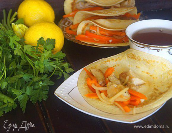 На блинчик выложить немного курочки и маринованных овощей. Сложить пополам. Можно подавать к столу. Быстро и очень вкусно. Приятного аппетита!