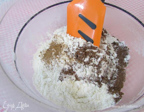 Добавить черемуховую муку, корицу и ванильный сахар. Все хорошо перемешать.