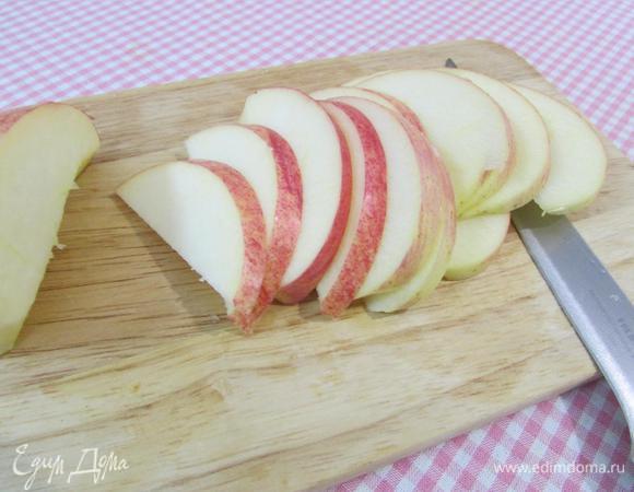2 яблока порезать пластинками.