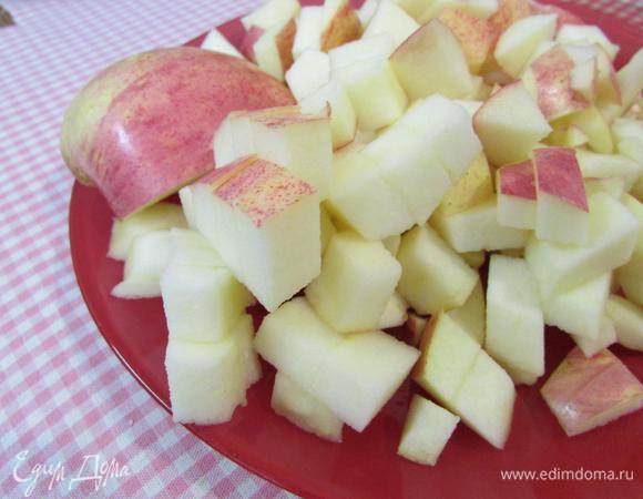 Остальные яблоки кубиками.