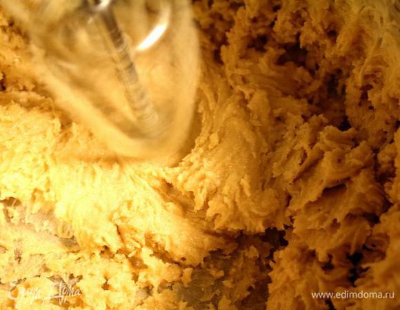 Размягченное масло размешать с сахаром.