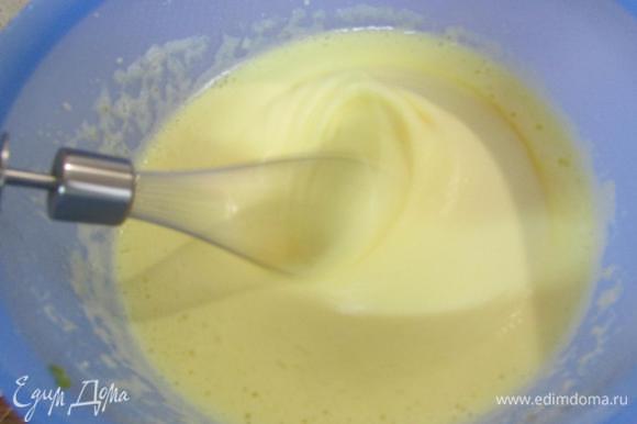 Яйца взбить с 2/3 частями сахара до густой белой массы.