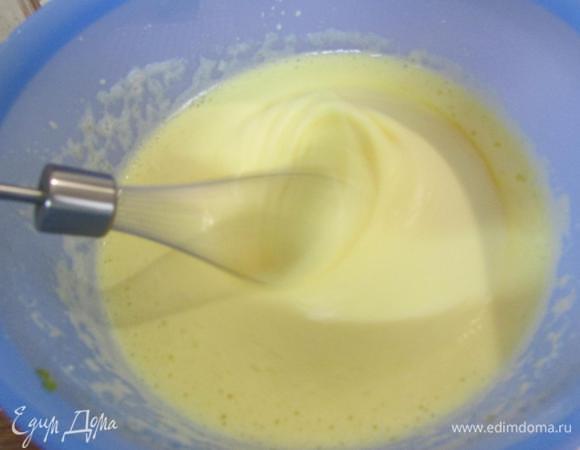 Яйца взбить с 2/3 частями сахара до густой белой массы.