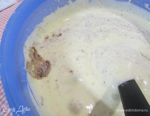 В яичную смесь ввести мучную смесь. Все аккуратно перемешать.