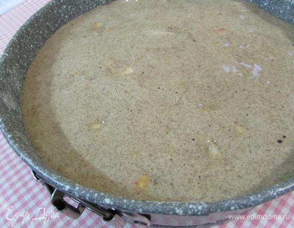 Тесто выложить в форму с яблоками. Отправить в разогретую духовку до 180-190°С. Выпекать 40 минут. Готовность проверить деревянной шпажкой. Извлечь из духовки, дать постоять 10-15 минут. Перевернуть на блюдо, освободить от формы.