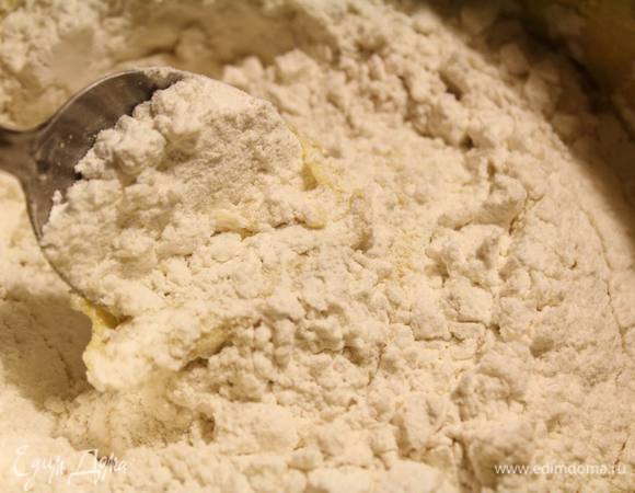 Просеять и вмешать муку с содой.