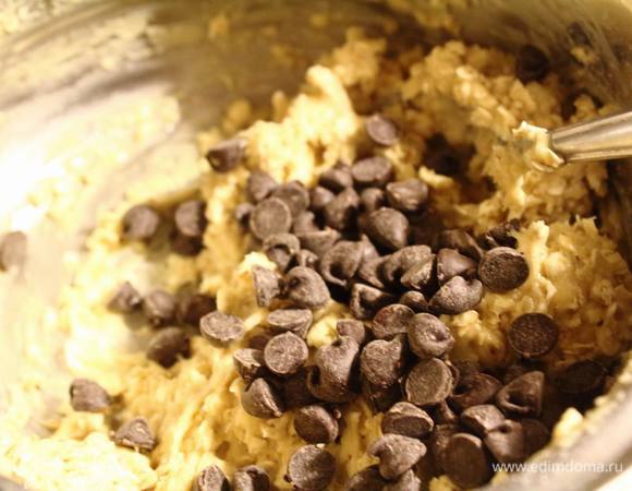 Тесто я разделила на две части. В одну вмешала шоколадные капли, в другую половину — клюкву.