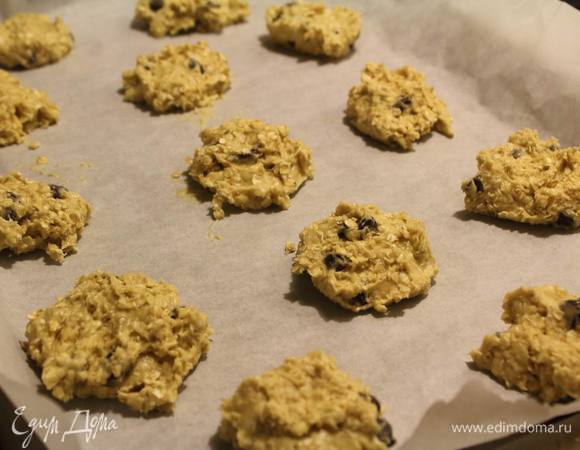 Столовой ложкой на расстоянии друг от друга выложить печеньки на застеленный пергаментом противень и отправить в разогретую на 175°С духовку на 10-15 минут, до готовности.