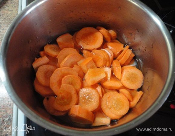 Морковь нарезать и тушить в небольшом количестве воды до мягкости минут 10-15.