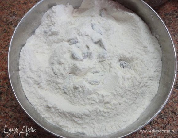 За это время можно натереть цедру с апельсина и выжать сок. Соединить сухие ингредиенты — муку, крахмал, разрыхлитель и клюкву.