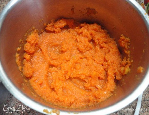 Из кастрюли с морковью слить воду и морковь пюрировать.