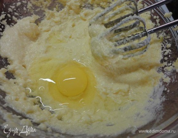 Размягченное сливочное масло взбить с сахаром и ванильным сахаром. Затем, продолжая взбивать, ввести по одному все яйца.
Включить духовку для разогрева до 180°С.