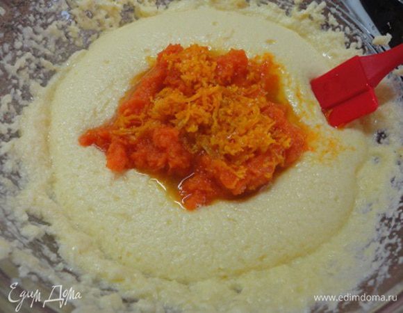 К маслянисто-яичной смеси добавить цедру и сок апельсина и остывшее пюре из моркови. Перемешать.