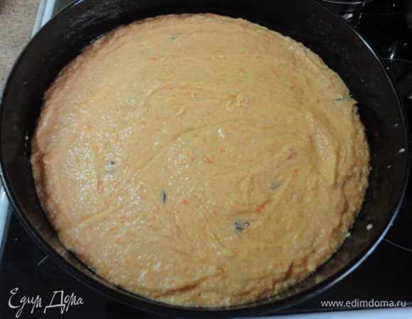 Соединить с сухой смесью и хорошо перемешать. Форму (26 см) выстлать пекарской бумагой. Вылить тесто и разровнять. Выпекать 40-45 минут.