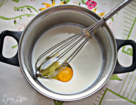 Яйца смешайте с кефиром, слегка взбейте.