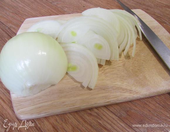 Репчатый лук почистить и нашинковать полукольцами.