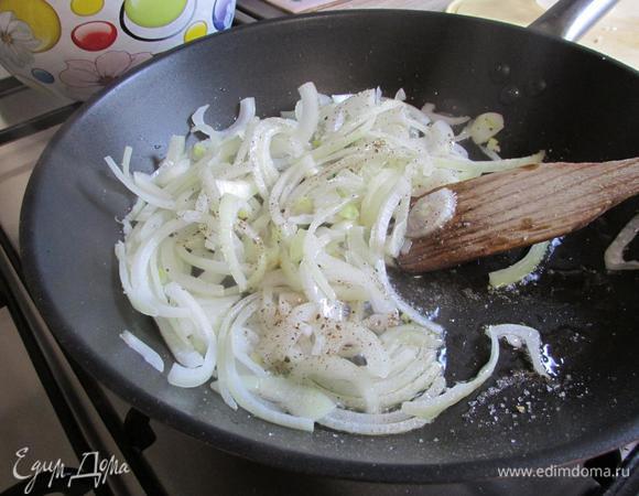Лук обжарить на растительном масле до золотистого цвета, посолить, поперчить и добавить щепотку сахара.