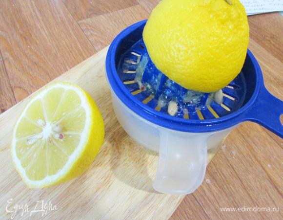 Этим временем приготовить чесночный соус. Выдавить лимонный сок.