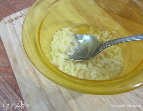 Смешать оливковое масло, чеснок и лимонный сок.