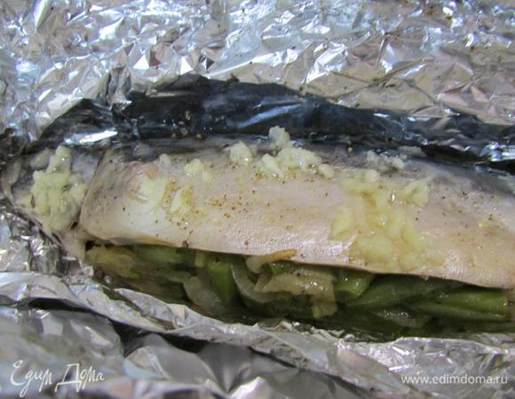 Рыбку извлечь из духовки. Фольгу открыть и полить чесночным соусом. Повысить температуру духовки до 220°C. И дать подрумяниться рыбке, минут 7, на функции гриль.