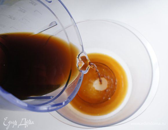 Свежесваренный кофе остудить до комнатной температуры и перелить в миску.